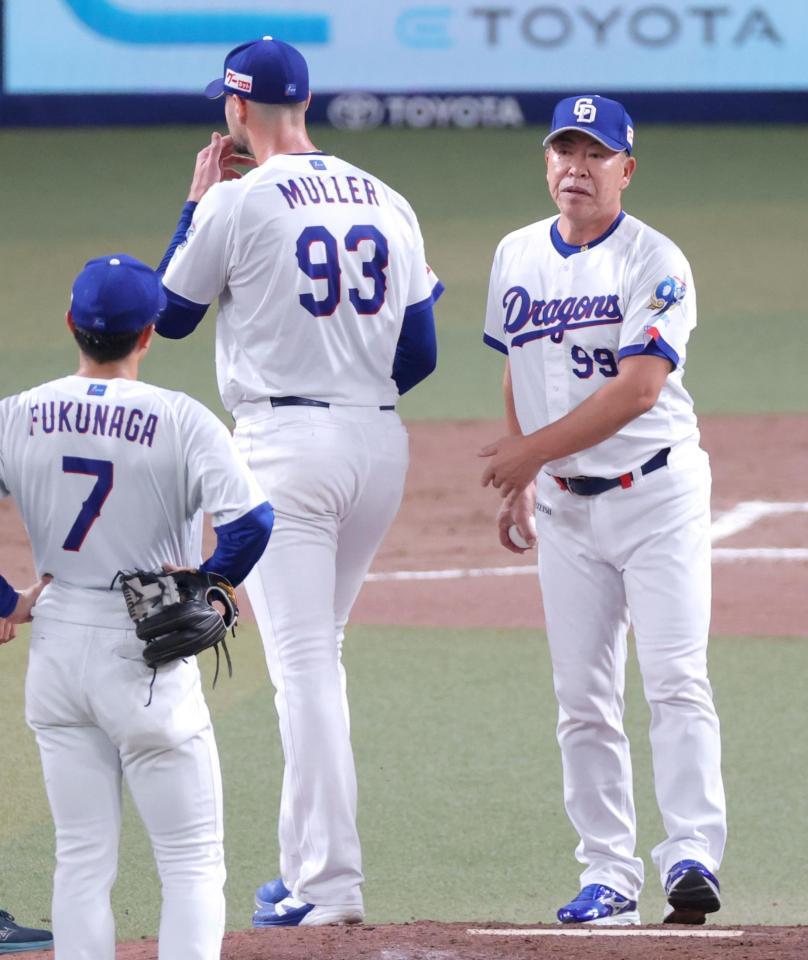 ８回、佐藤輝の３ランで５失点したマラー（９３）を降板させる井上監督（撮影・立川洋一郎）