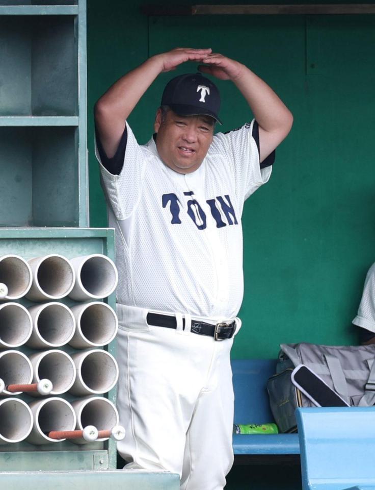 ２回、ベンチから指示を出す大阪桐蔭・西谷浩一監督（撮影・中田匡峻）