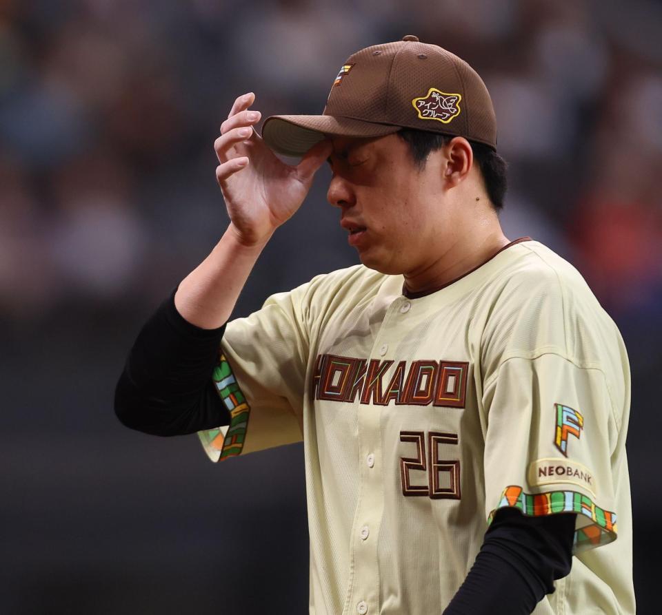 ９回、周東に適時打を許し、降板する田中（撮影・中島達哉）