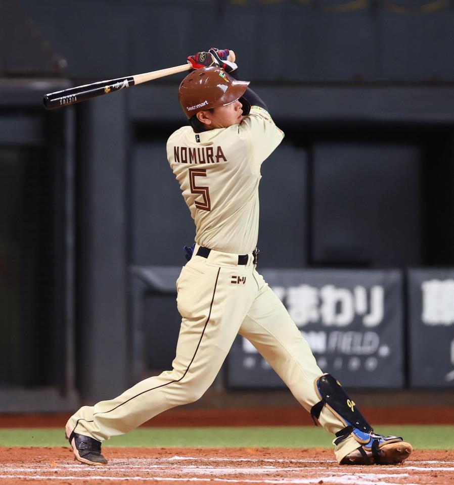 ７回、２ランを放つ野村（撮影・中島達哉）