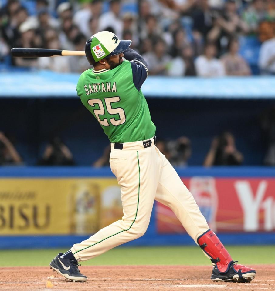 ３回、先制の右越えソロを放つサンタナ（撮影・開出牧）