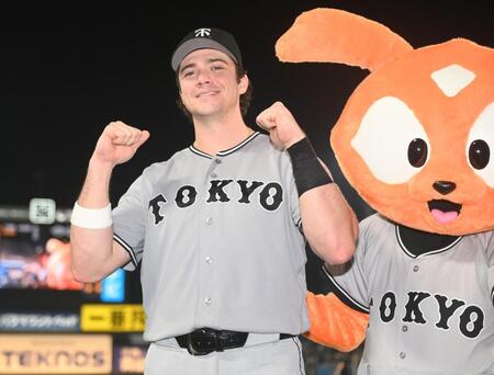 ヒーローインタビューを終えガッツポーズを決めるダルベック（撮影・開出牧）