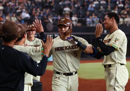 ７回、２ランを放ち、ナインに迎えられる野村（中央）＝撮影・中島達哉