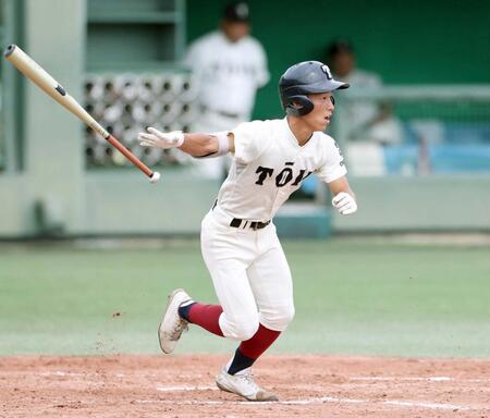 　２回、先制２点打を放つ大阪桐蔭・宮崎（撮影・中田匡峻）