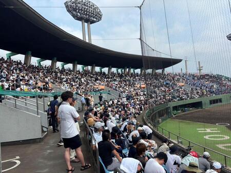 試合開始前からスタンドが超満員になったサーティーフォー保土ケ谷球場