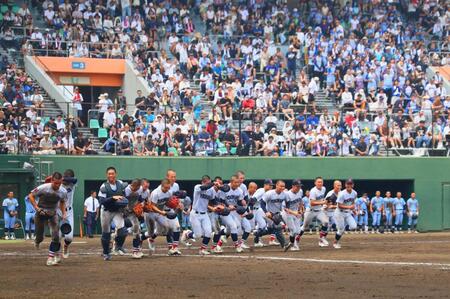 試合に勝利し駆け出す横浜ナイン（撮影・石井剣太郎）