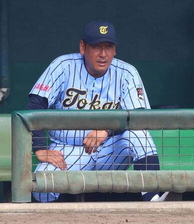 戦況を見守る東海大相模・原俊介監督（撮影・石井剣太郎）