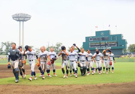応援席にあいさつする横浜ナイン（撮影・石井剣太郎）