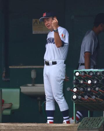 指示を出す横浜・村田浩明監督（撮影・石井剣太郎）