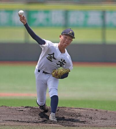 １回、力投する先発投手の金光大阪・岸一希（撮影・中田匡峻）