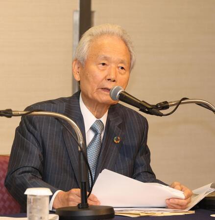 会見をする榊原定征コミッショナー（撮影・佐々木彰尚）