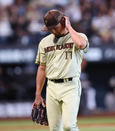 ７回途中で降板する伊藤（撮影・中島達哉）