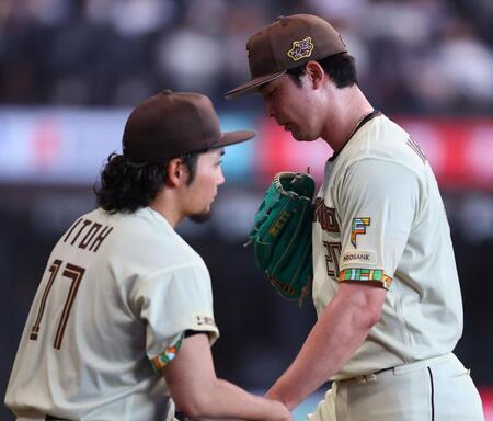 ７回途中から登板するも栗原に２ランを浴び、ベンチに戻る上原（左は伊藤）＝撮影・中島達哉