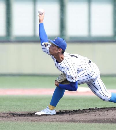 １回、力投する先発投手の香里丘・岡本翔斗（撮影・中田匡峻）