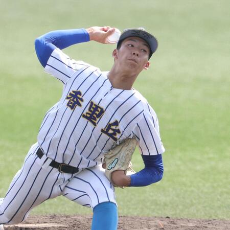 ３回、力投する先発投手の香里丘・岡本翔斗（撮影・中田匡峻）