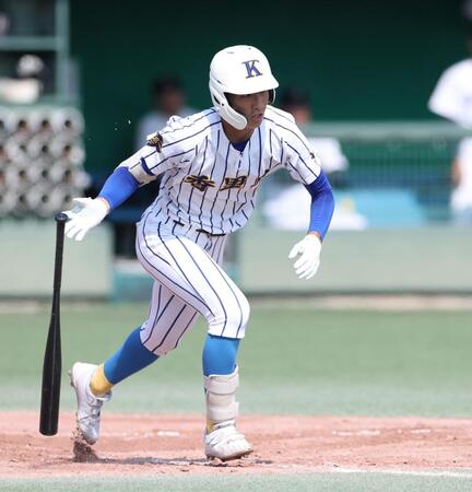 ４回、右前打を放つ香里丘・岡本翔斗（撮影・中田匡峻）