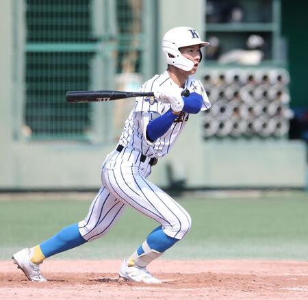 ４回、右前打を放つ香里丘・岡本翔斗（撮影・中田匡峻）
