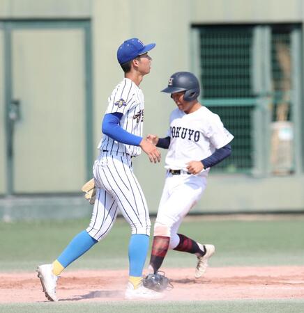 ４回、関大北陽・佐藤陽向に先制の２点適時二塁打を浴びた香里丘・岡本翔斗（左）＝撮影・中田匡峻