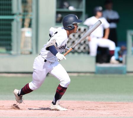 ５回、左前適時打を放つ関大北陽・尾崎誠斗（撮影・中田匡峻）