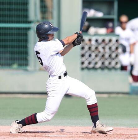 ４回、先制の２点適時二塁打を放つ関大北陽・佐藤陽向（撮影・中田匡峻）