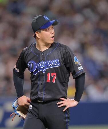 １回を投げ終えベンチに戻る柳（撮影・西田忠信）