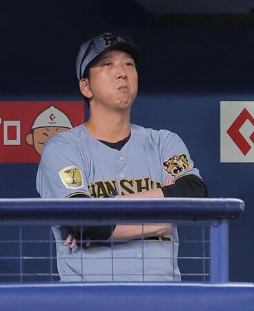 ４回、ベンチから試合を見つめる藤川監督（撮影・西田忠信）