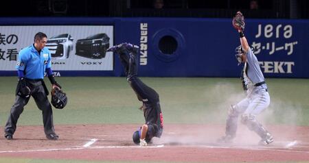 ７回、細川の内野安打の間に本塁を突くもアウトになる土田（中央）＝撮影・立川洋一郎