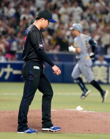 ７回、佐藤輝（右）に２ランを浴びた柳