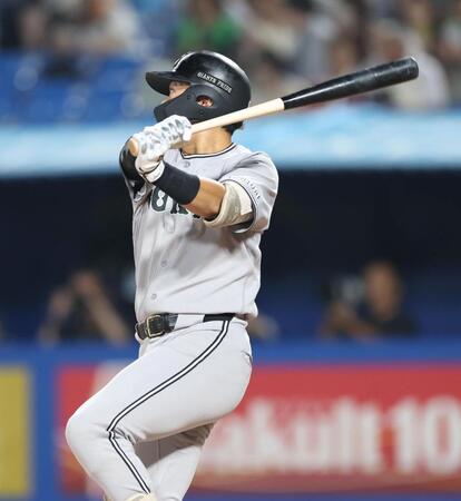 ７回、右越えに勝ち越し２ランを放つ笹原（撮影・金田祐二）