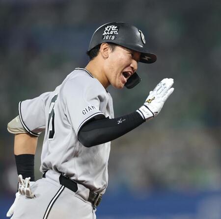 ７回、右越えに勝ち越し２ランを放ち喜ぶ笹原（撮影・金田祐二）
