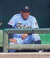 戦況を見守る東海大相模・原俊介監督（撮影・石井剣太郎）