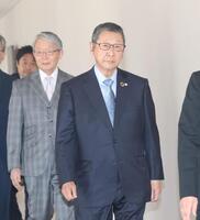 会議に出席した埼玉西武・後藤高志オーナー（右）と巨人・山口寿一オーナー（撮影・佐々木彰尚）