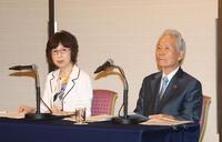 会見をする横浜ＤｅＮＡ・南場智子オーナー（左）と榊原定征コミッショナー（撮影・佐々木彰尚）