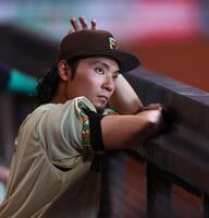 ７回途中で降板し、戦況を見つめる伊藤（撮影・中島達哉）