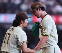 ７回途中から登板するも栗原に２ランを浴び、ベンチに戻る上原（左は伊藤）＝撮影・中島達哉