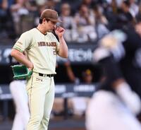 ７回途中から登板するも栗原（右）に２ランを浴びる上原（撮影・中島達哉）