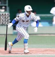 ４回、右前打を放つ香里丘・岡本翔斗（撮影・中田匡峻）