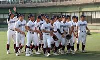 香里丘に勝利し、笑顔を見せる関大北陽ナイン（撮影・中田匡峻）