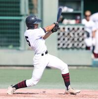 ４回、先制の２点適時二塁打を放つ関大北陽・佐藤陽向（撮影・中田匡峻）