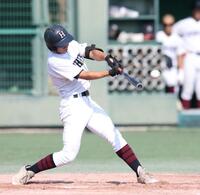 ４回、先制の２点適時二塁打を放つ関大北陽・佐藤陽向（撮影・中田匡峻）