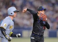 １回、近本（左）の投ゴロを一塁へ悪送球する柳（撮影・西田忠信）