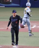 ６回、近本（右）を中飛に打ち取った柳（撮影・立川洋一郎）