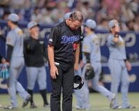 阪神に逆転負けを喫し、スタンドに一礼する井上監督（撮影・西田忠信）