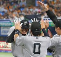 ７回、勝ち越し２ランを放ちナインに迎えられる笹原（撮影・金田祐二）