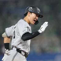 ７回、右越えに勝ち越し２ランを放ち喜ぶ笹原（撮影・金田祐二）