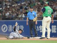 ５回、けん制死の笹原（撮影・金田祐二）