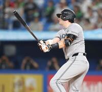 ４回、右犠飛を放つダルベック（撮影・金田祐二）