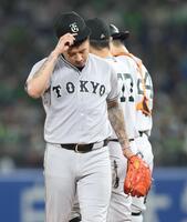 ６回、降板するマタ（撮影・金田祐二）