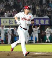 ６回、逆転満塁本塁打を放った浅村
