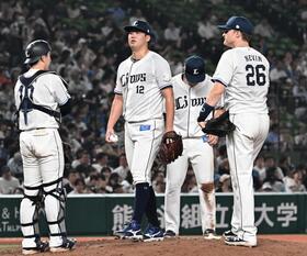 　８回、勝ち越し打を許した渡辺（左から２人目）のもとに集まる西武ナイン